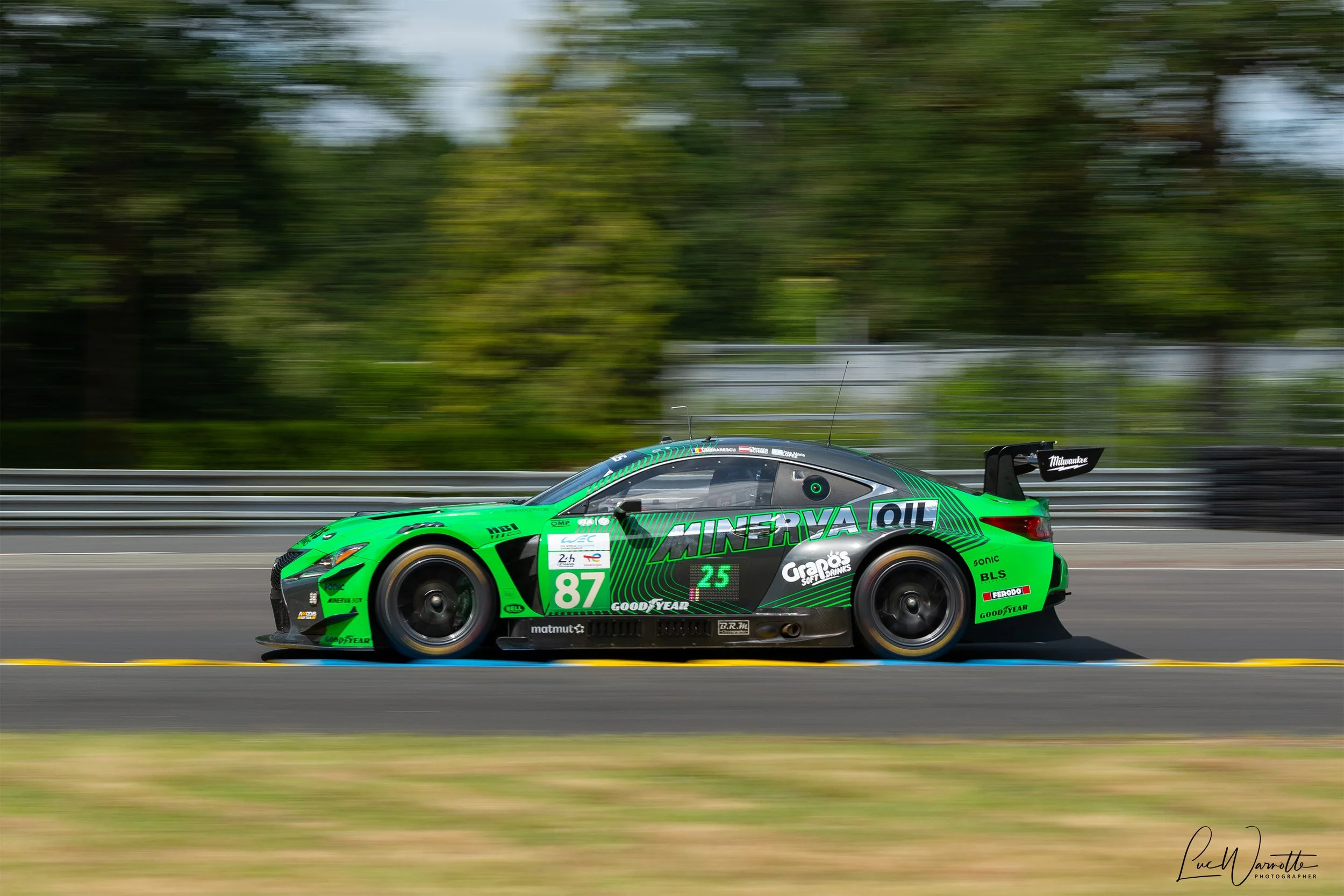 Aston Martin Vantage and Ferrari 296 in front row — Car Racing